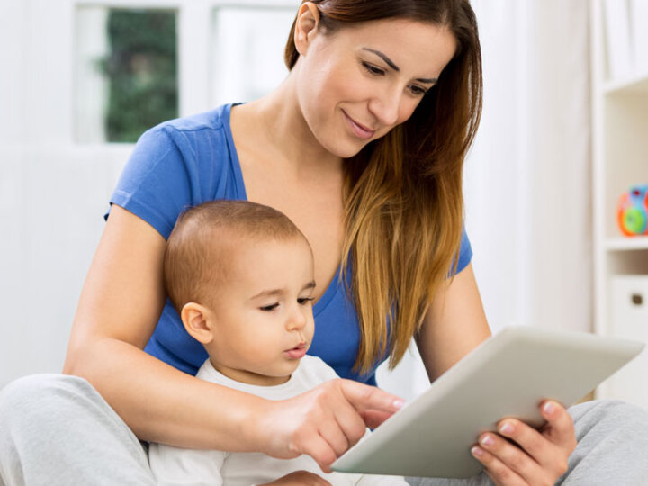 Mom with baby taking online co-parenting classes